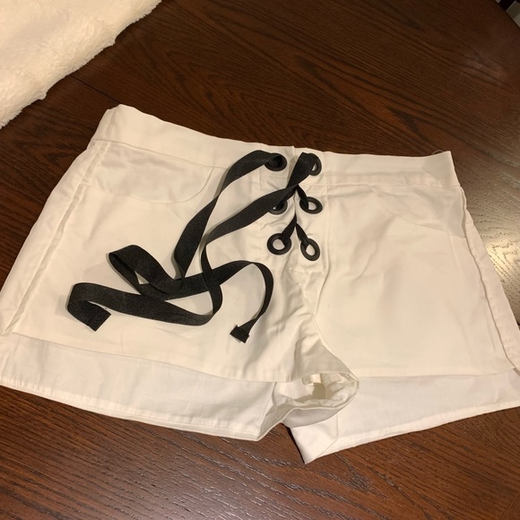 NWOT| ZARA White mini short with black ribbon - Picture 6 of 6